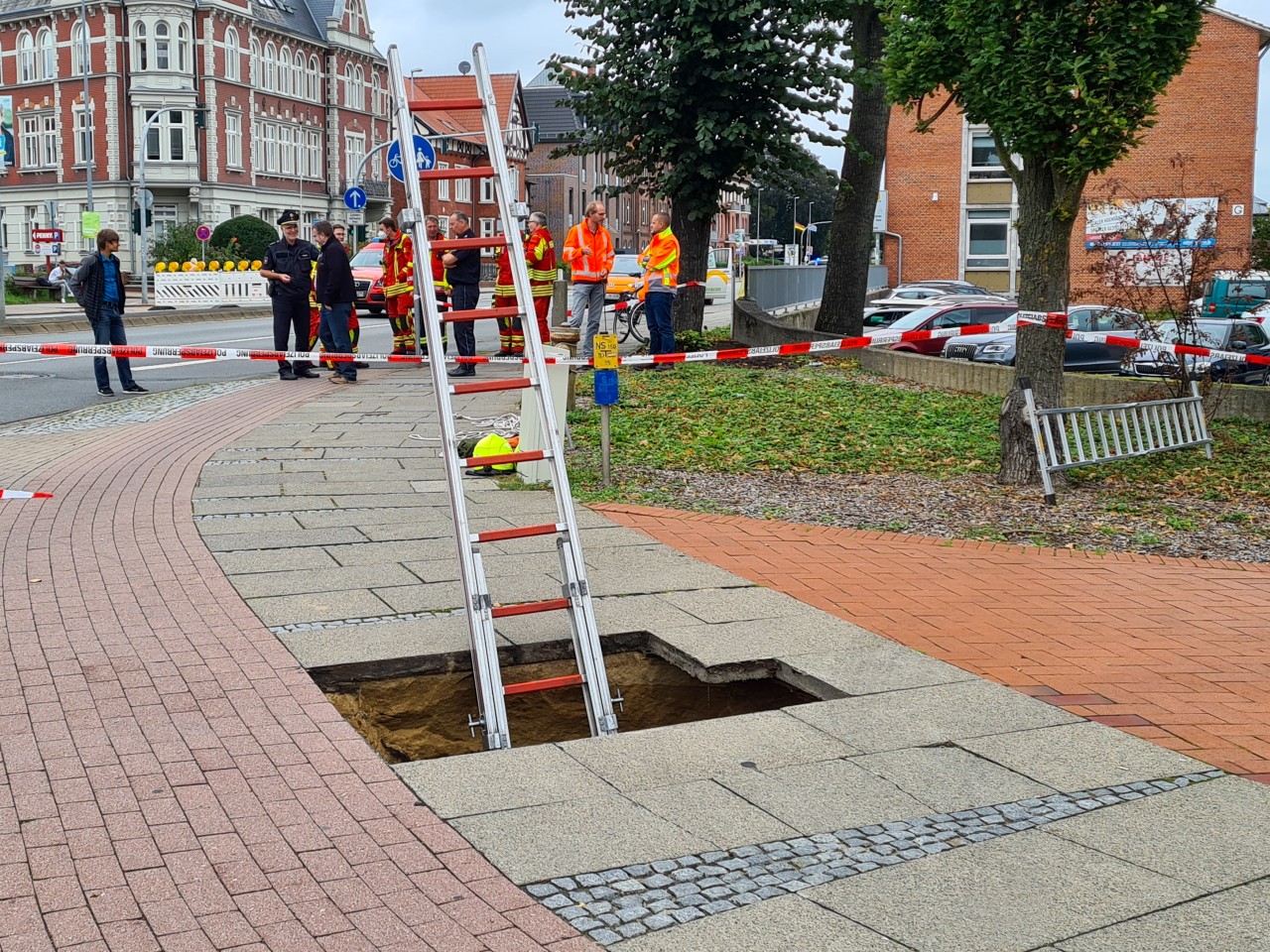 In Lüneburg ist ein Mann in ein Loch im Gehweg gestürzt. 