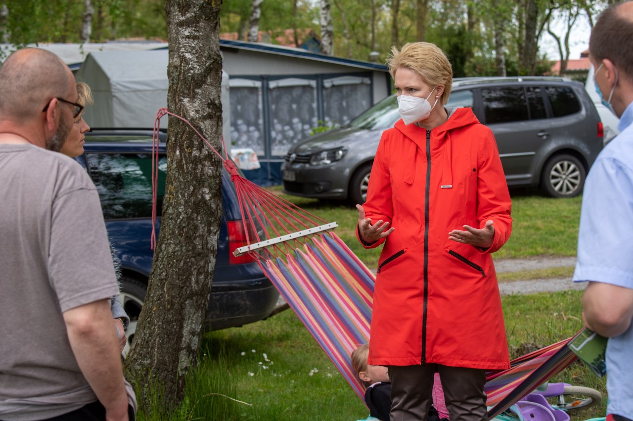 Manuela Schwesig, Ministerpräsidentin von Mecklenburg-Vorpommern besucht den Campingplatz „Naturcamp“ in Pruchten.