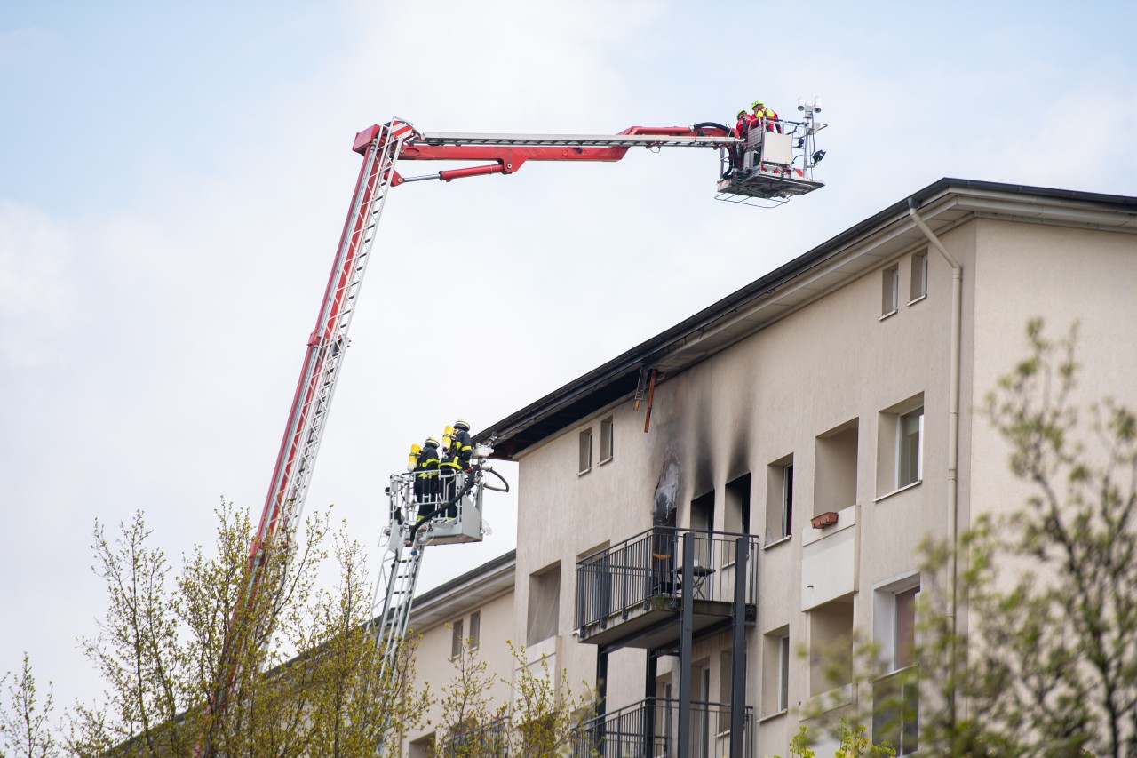 Feuerwehrleute sind in Hamburg-Jenfeld mit mehreren Drehleitern im Einsatz. 