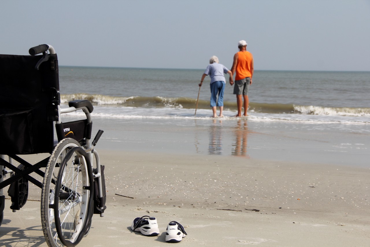 Rollstuhlfahrer am Strand