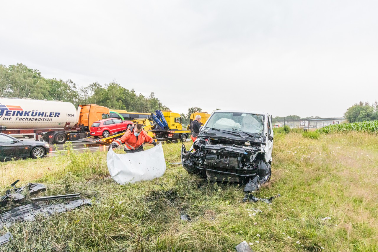 Der Transporter musste mit einem Totalschaden abgeschleppt werden.