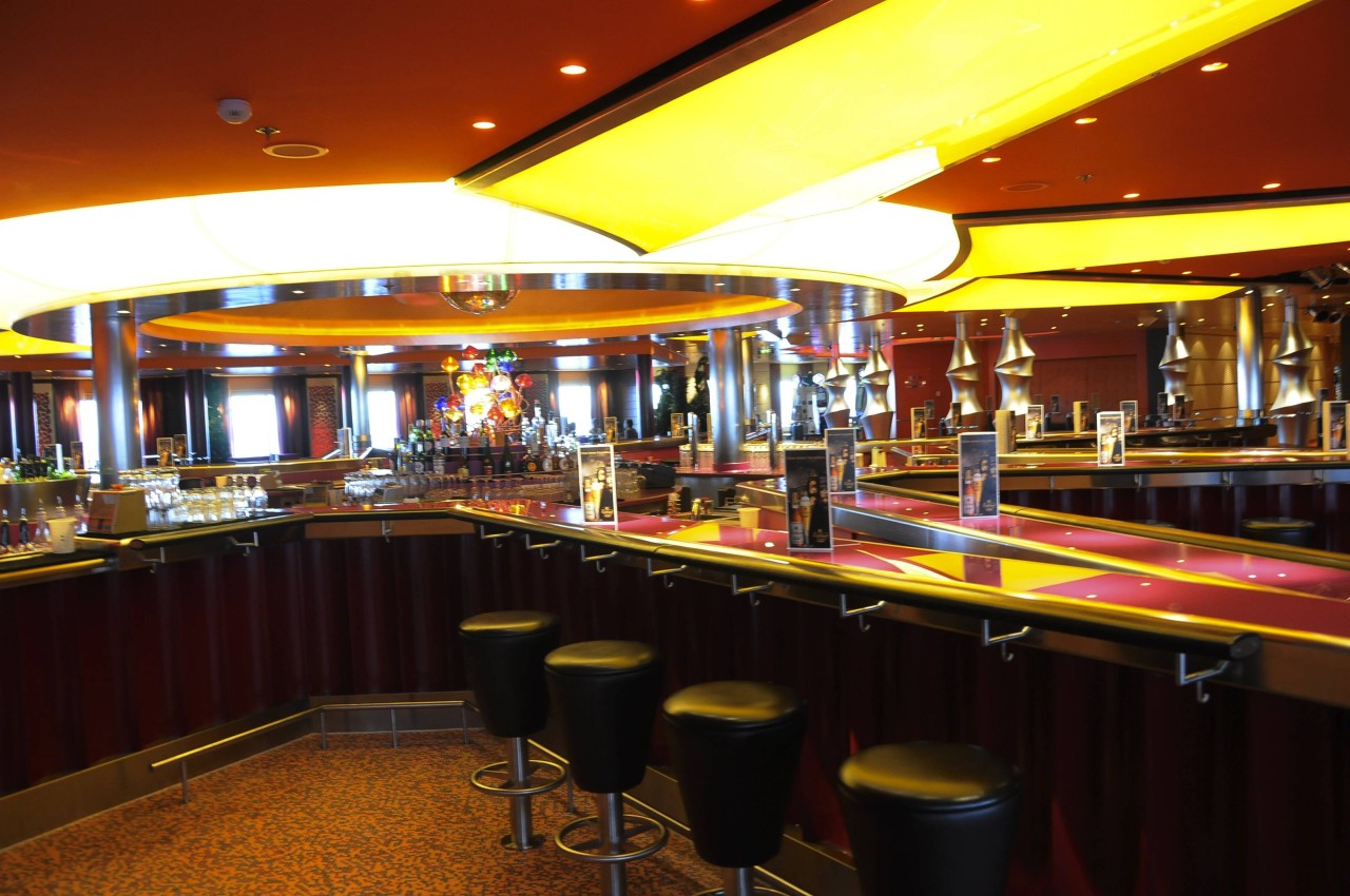 Eine Bar auf einem Aida-Schiff.