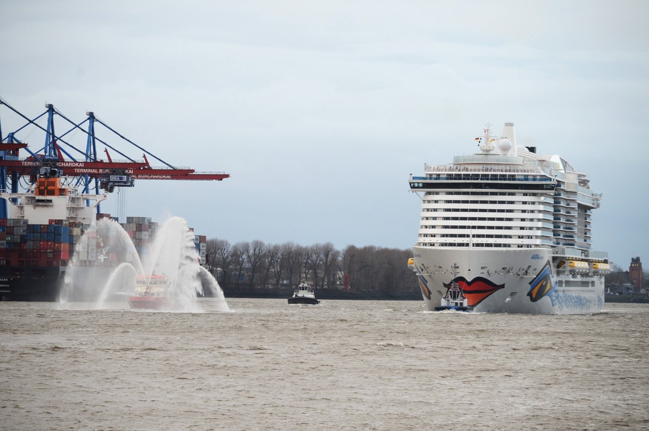 Die „Aida Cosma“ feierte ihren Erstanlauf im Hamburger Hafen.
