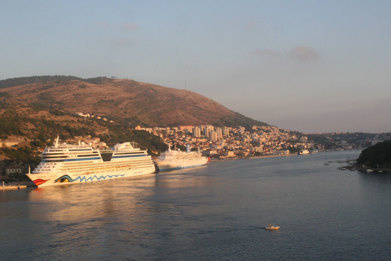 Ein Schiff der Aida liegt im Hafen von Dubrovnik.