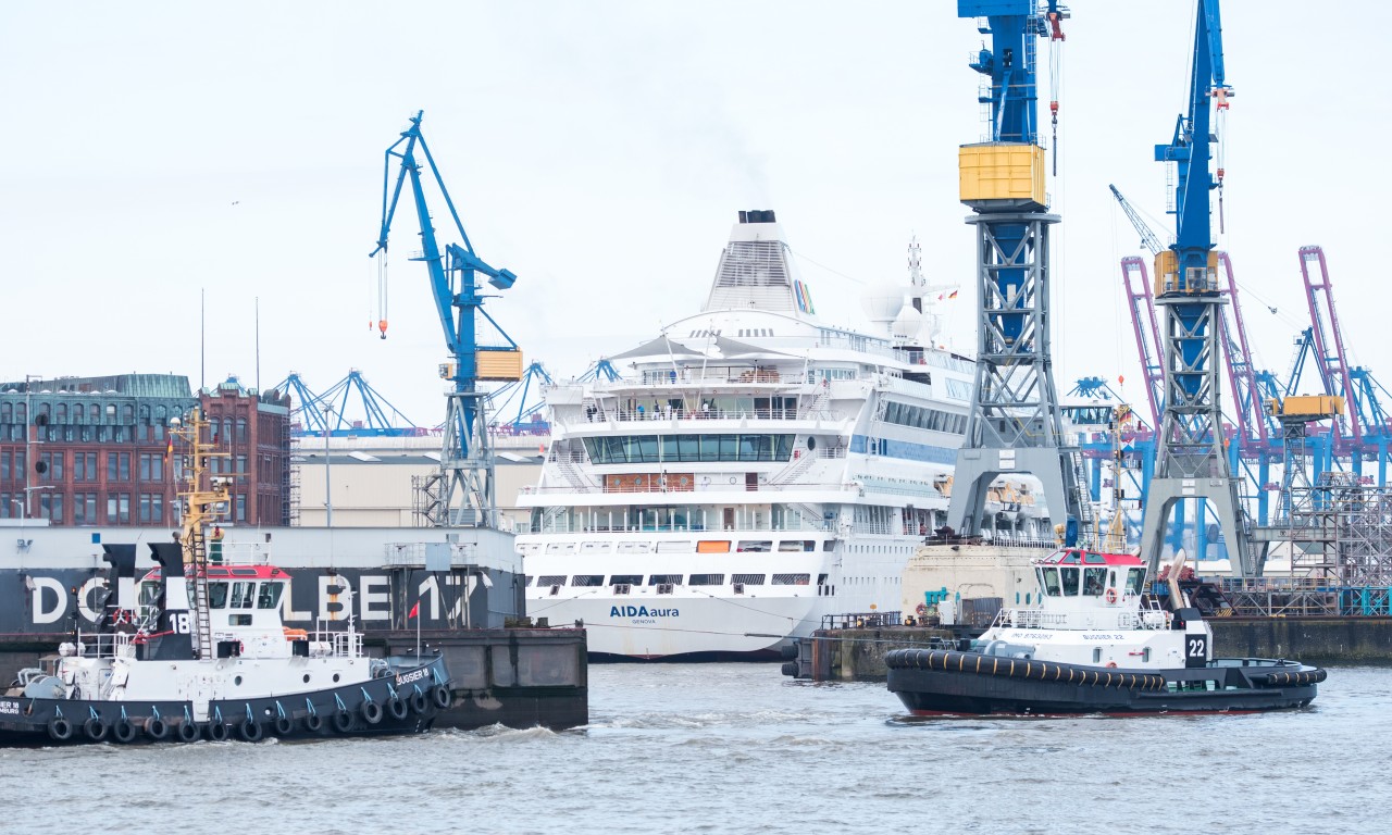 Das Kreuzfahrtschiff Aida „Aura“ dockt am Morgen bei der Werft „Blohm+Voss“ ein. Auf dem Programm stehen neben der Erneuerung des Unterwasseranstrichs planmäßige Inspektionen, Wartungs- und Garantiearbeiten an dem Schiff. 