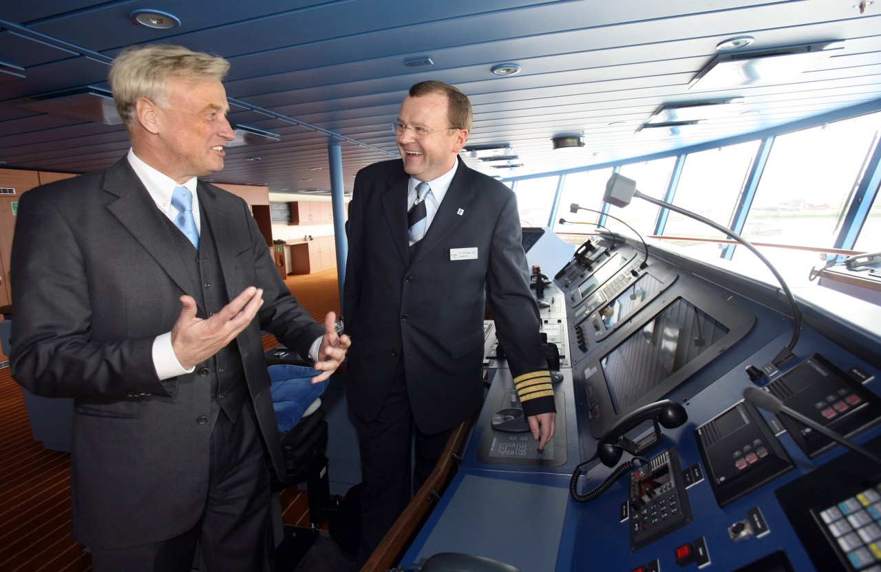 Kapitän Przemyslaw Kurc (r.) am Tag der Taufe von „Aida Diva“ mit Hamburgs damaligem Bürgermeister  Ole von Beust.