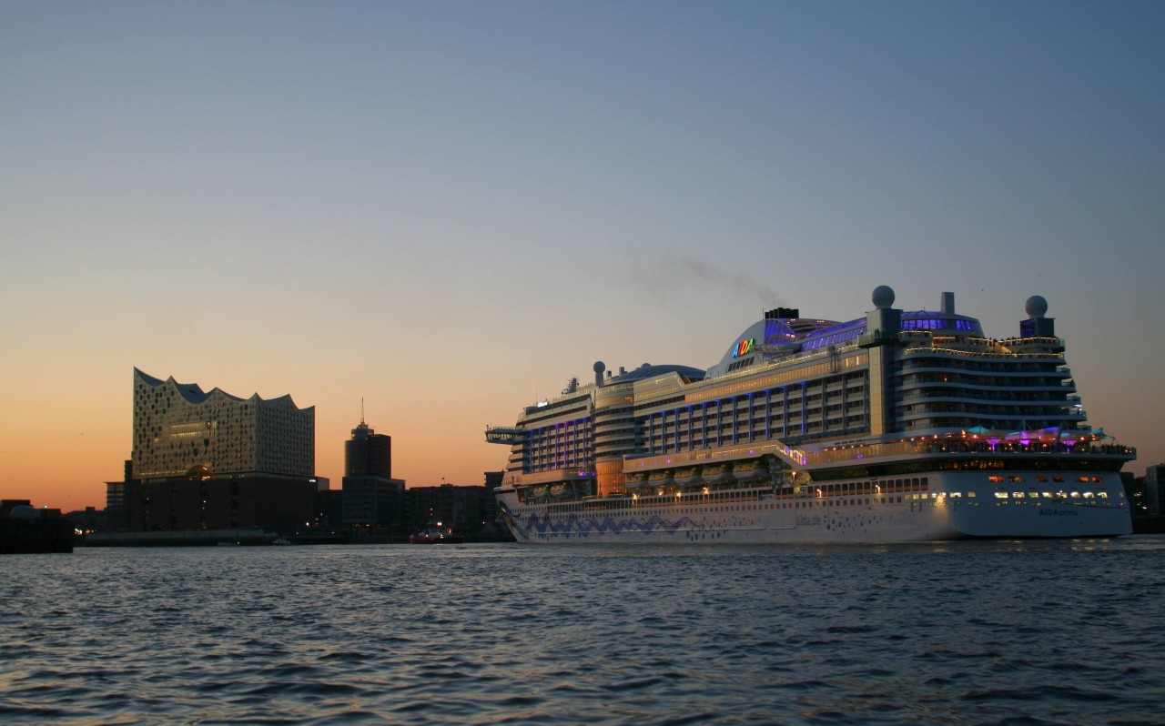 Die „Aida Prima“ im Hafen von Hamburg.