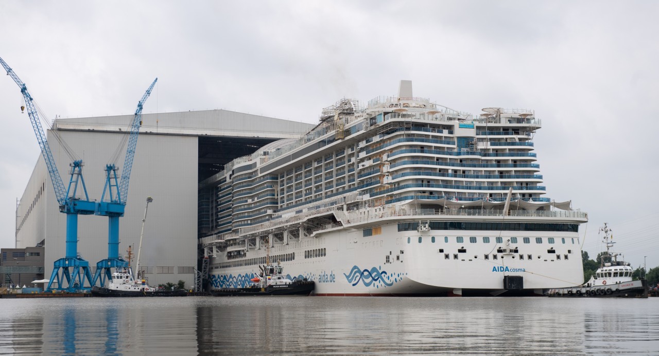 „Aida Cosma“ verlässt das Baudock II der Meyer Werft in Papenburg.