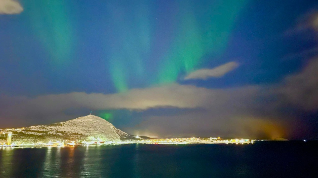 Aida: Polarlichter im Hafen von Alta, Norwegen.
