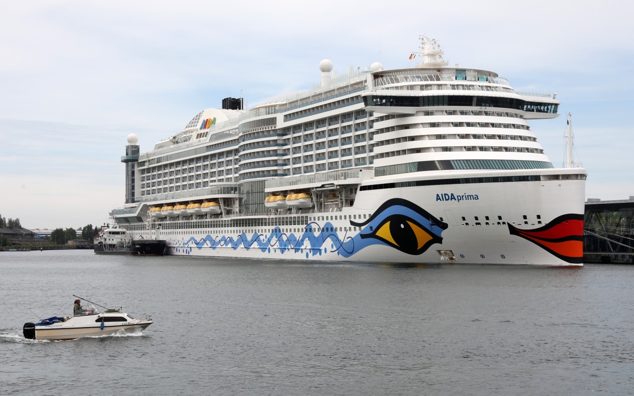 Die „Aida Prima“ am Kreuzfahrtterminal in Warnemünde. 