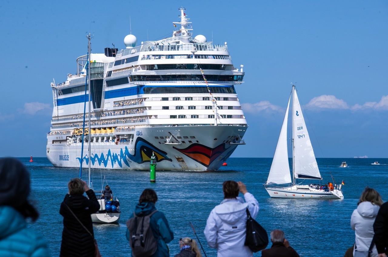 Einwohner der Hansestadt und Kreuzfahrtfans begrüßen das Kreuzfahrtschiff „Aida Sol“ beim Einlaufen in den Hafen in Warnemünde.