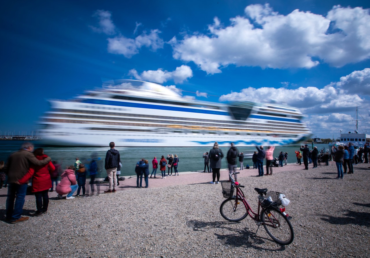 Die „Aida Sol“ beim Einlaufen in den Hafen von Warnemünde