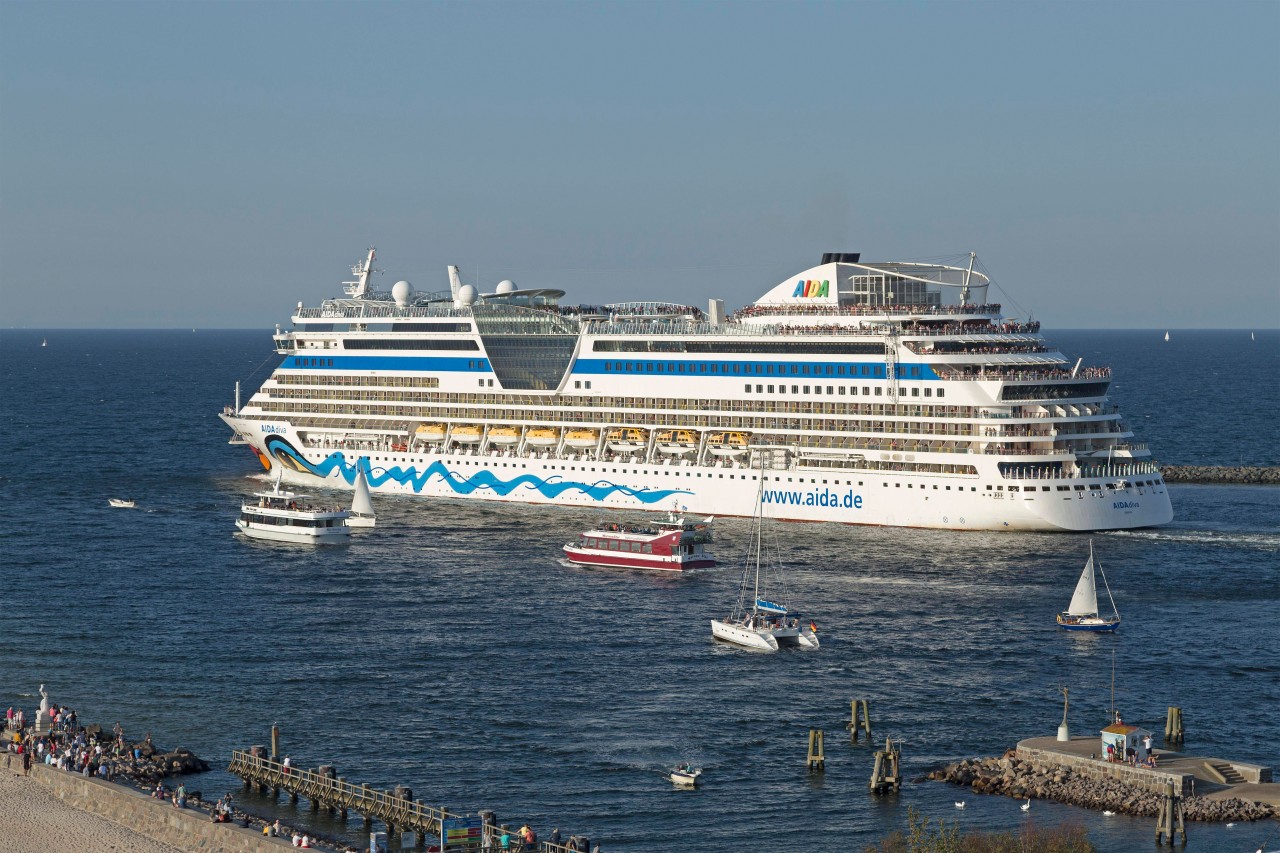 Das Kreuzfahrtschiff „Aida Diva“ verlässt den Warnemünder Hafen. 