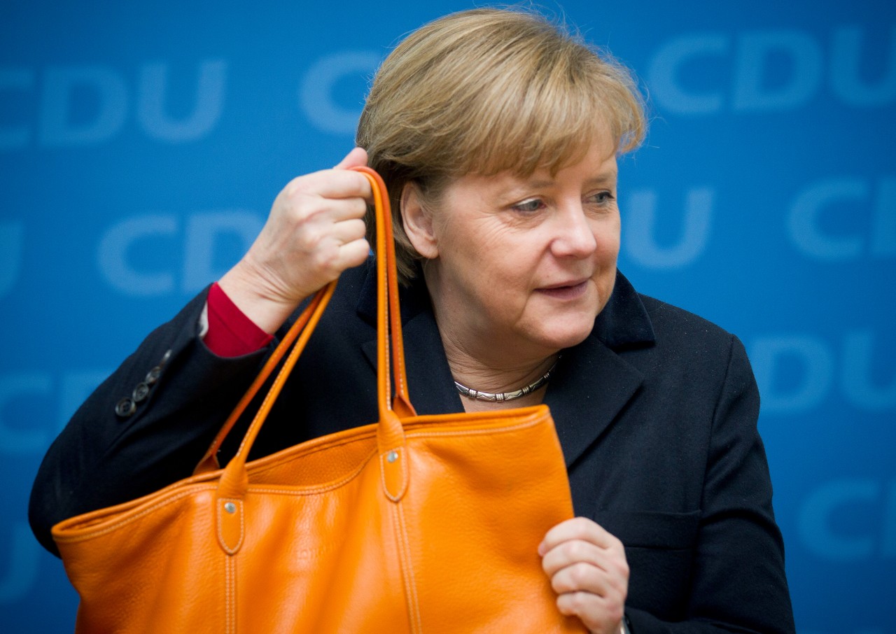 Nach einem Blick in ihre Tasche soll Angela Merkel aufgefallen sein, dass ihr Portemonnaie geklaut wurde. (Archivbild)