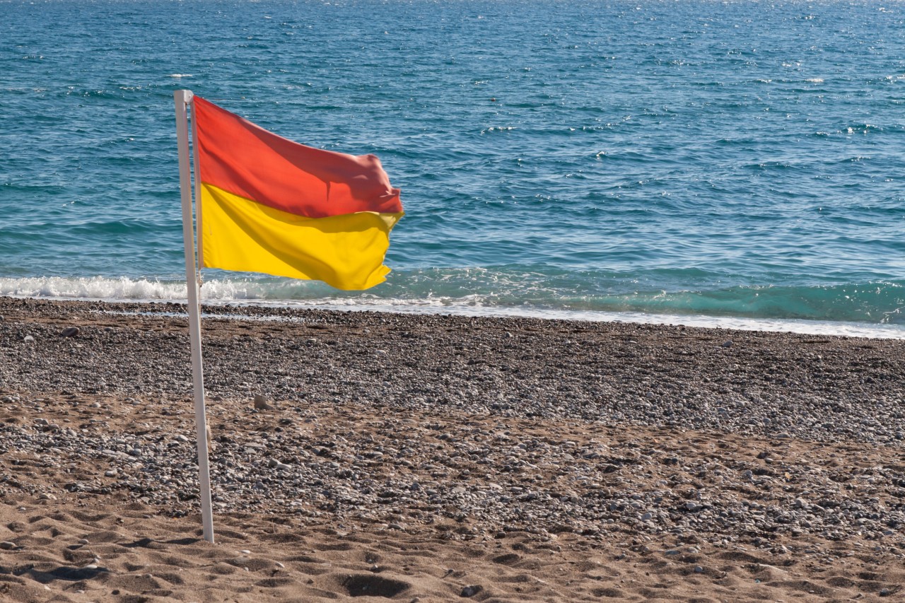 Ist die gelb-rote Fahne gehisst, können Urlauber gefahrlos ins Wasser. 