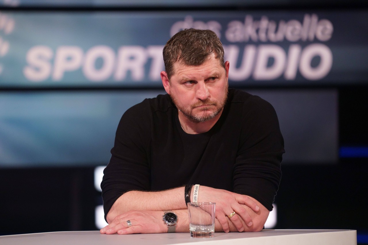 Steffen Baumgart im beim Hamburger SV im Gespräch.