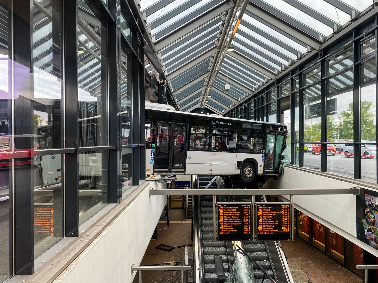 Der Bus krachte in Hamburg-Bergedorf mitten in den Bahnhof rein.