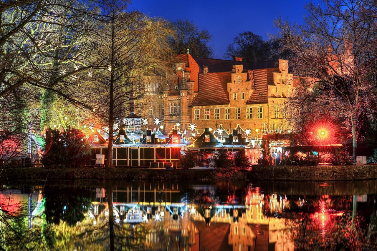 Romantisch: Das Bergedorfer Schloss mit Weihnachtsmarkt. Romantisch: Das Bergedorfer Schloss mit Weihnachtsmarkt.