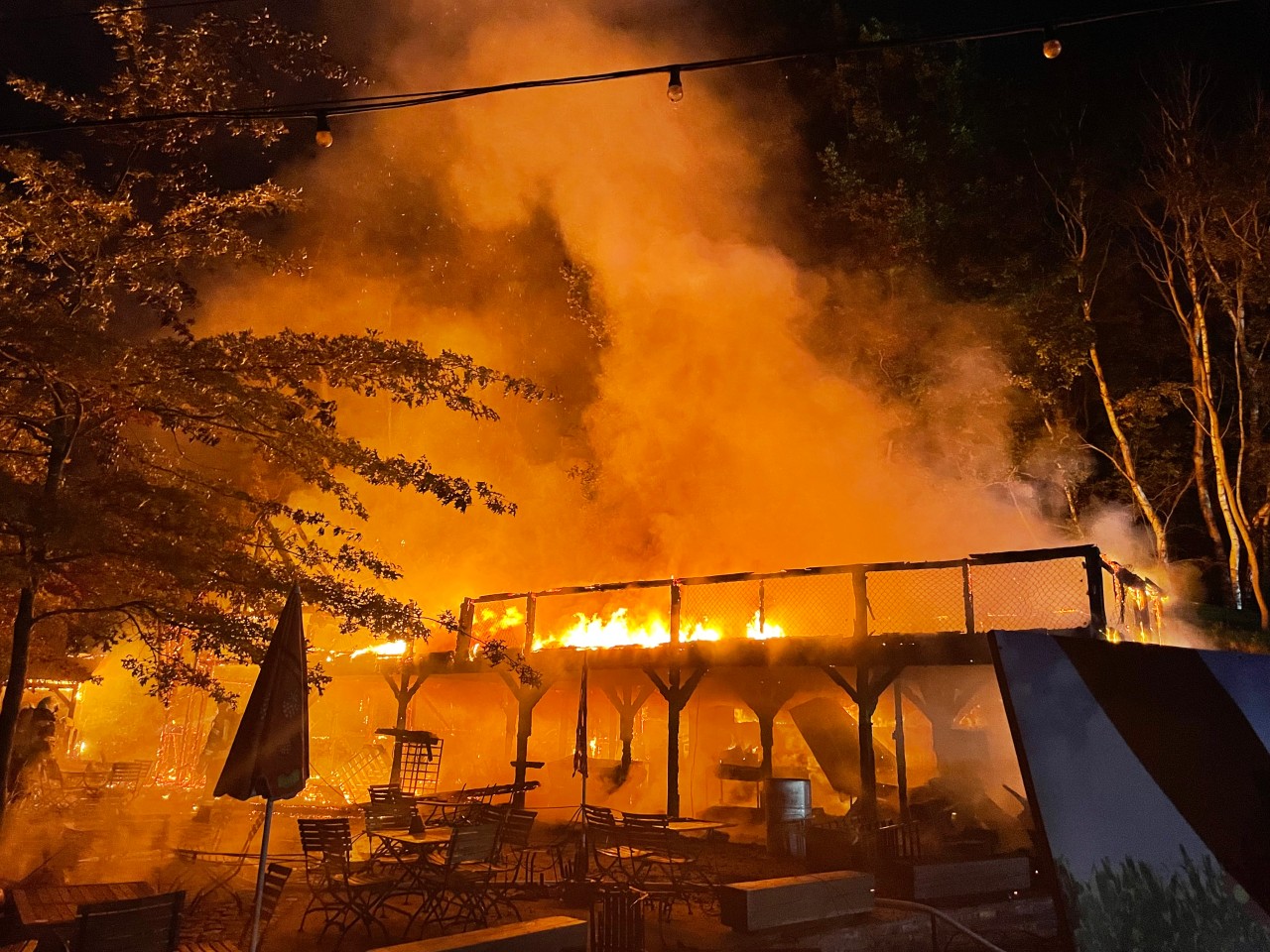 In Karls Erlebnis-Dorf in Zirkow auf Rügen ist ein Feuer ausgebrochen. 