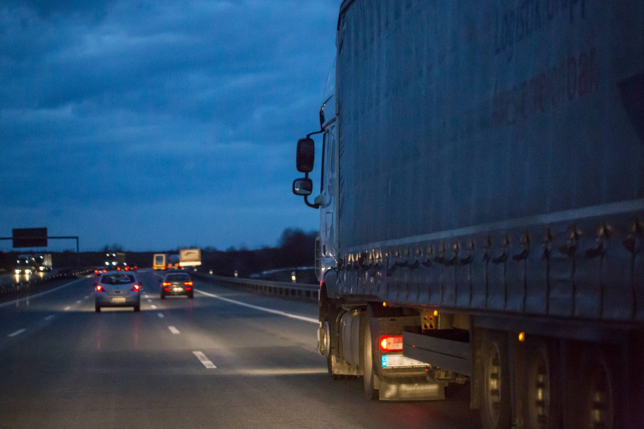 Auf der A1 bei Bremen hörte ein LKW-Fahrer Klopfgeräusche von der Ladefläche. (Symbolbild)