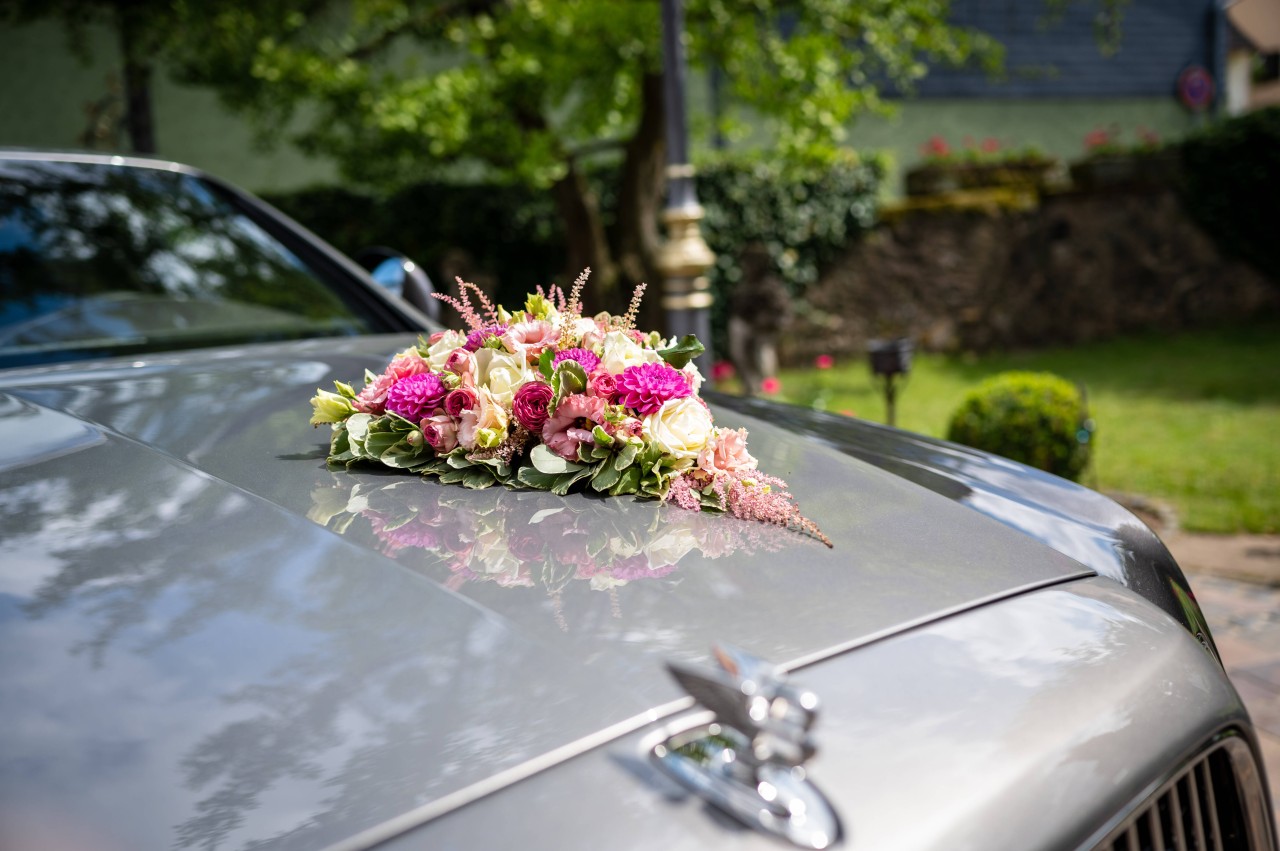 Nach der Hochzeit im Autokorso zu feiern, gehört für viele zum Ereignis dazu.