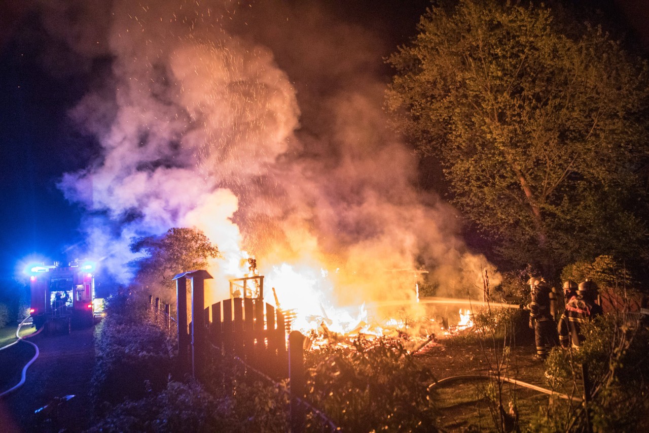 Bei einem Parzellenbrand in Bremen sind in der Nacht zu Sonntag drei Menschen ums Leben gekommen (Symbolbild).