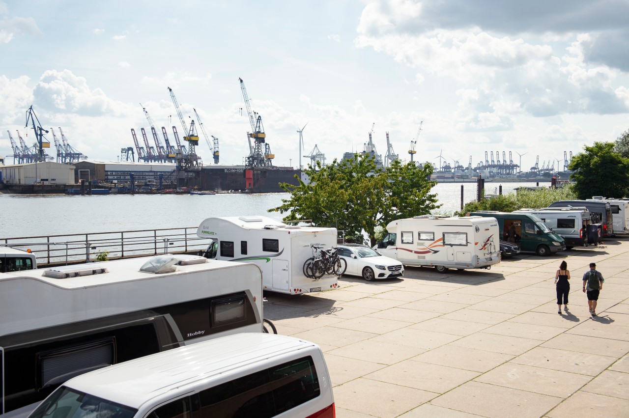 Ebenfalls spektakulär in Hamburg: Wohnmobile direkt am Hafen.