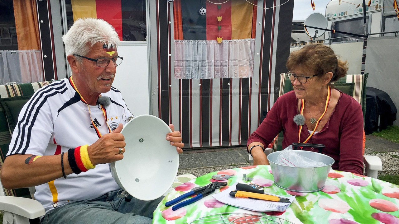 Camping-Fan Charly und seine Frau Regina bauen den WM-Grill auf. 