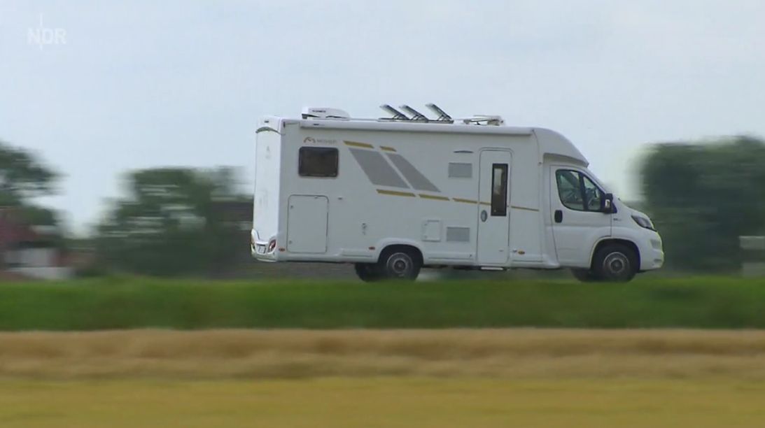 Mit seinem neuen Wohnmobil ist Jens Nähler in Ostfriesland unterwegs.