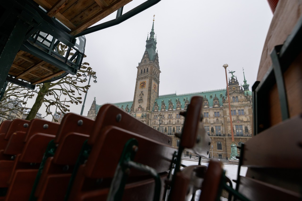 Hamburg vermeldet mehr Corona-Fälle und Krankenhauseinweisungen.