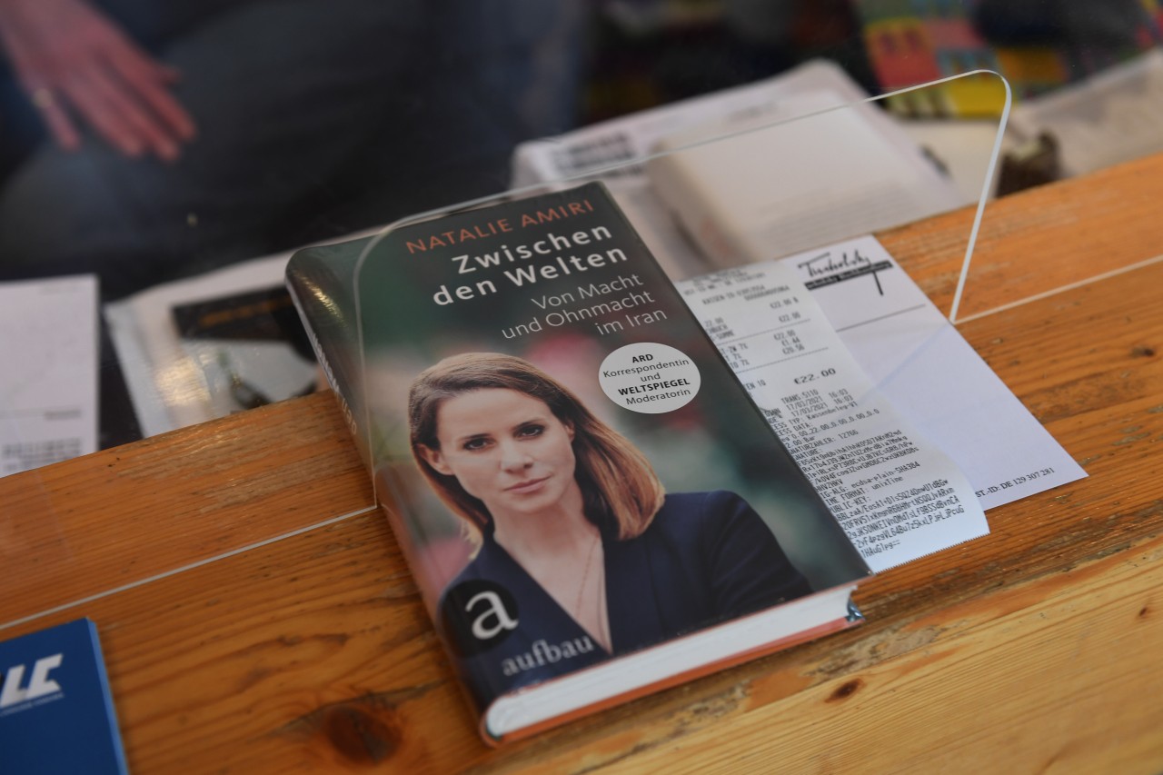 Das Buch von „DAS!“-Gast Natalie Amiri liegt in einer Buchhandlung aus.