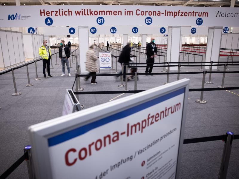 Der Eingangsbereich des Corona-Impfzentrums in den Hamburger Messehallen ist zu sehen.