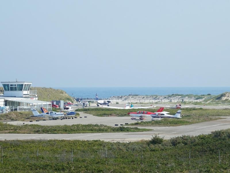 Die Helgoländer Düne hat sogar einen eigenen Flugplatz.