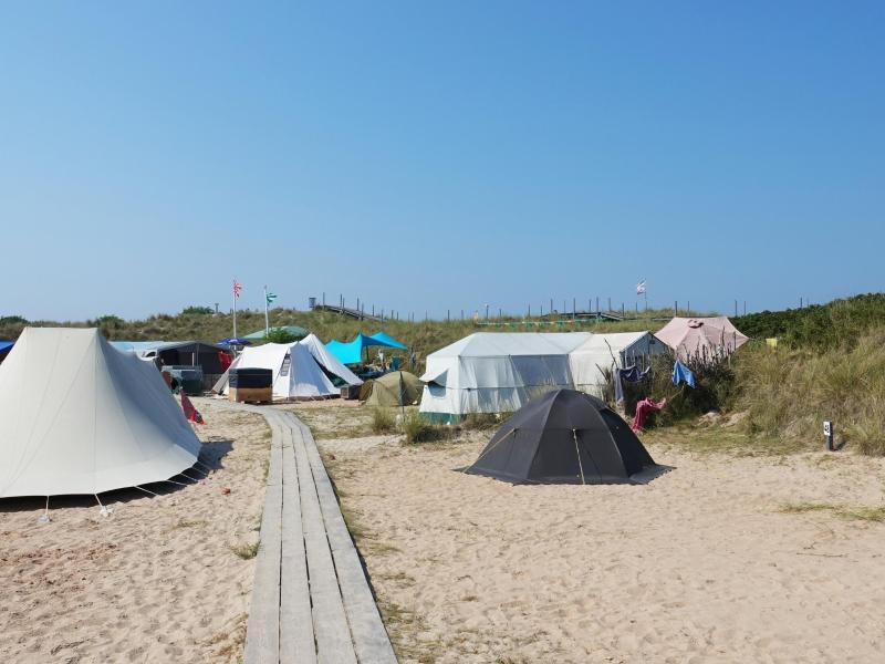 Einfach und vielleicht gerade deshalb schön: Camping-Urlaub auf der Helgoländer Düne - hier der Zeltplatz.
