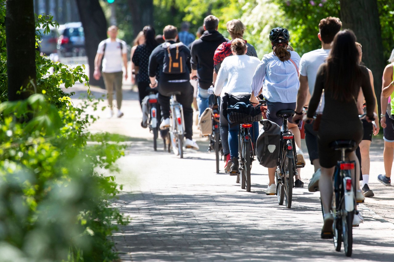 Fahrradfahrer am Wochenende bei gutem Wetter an der Alster in Hamburg.