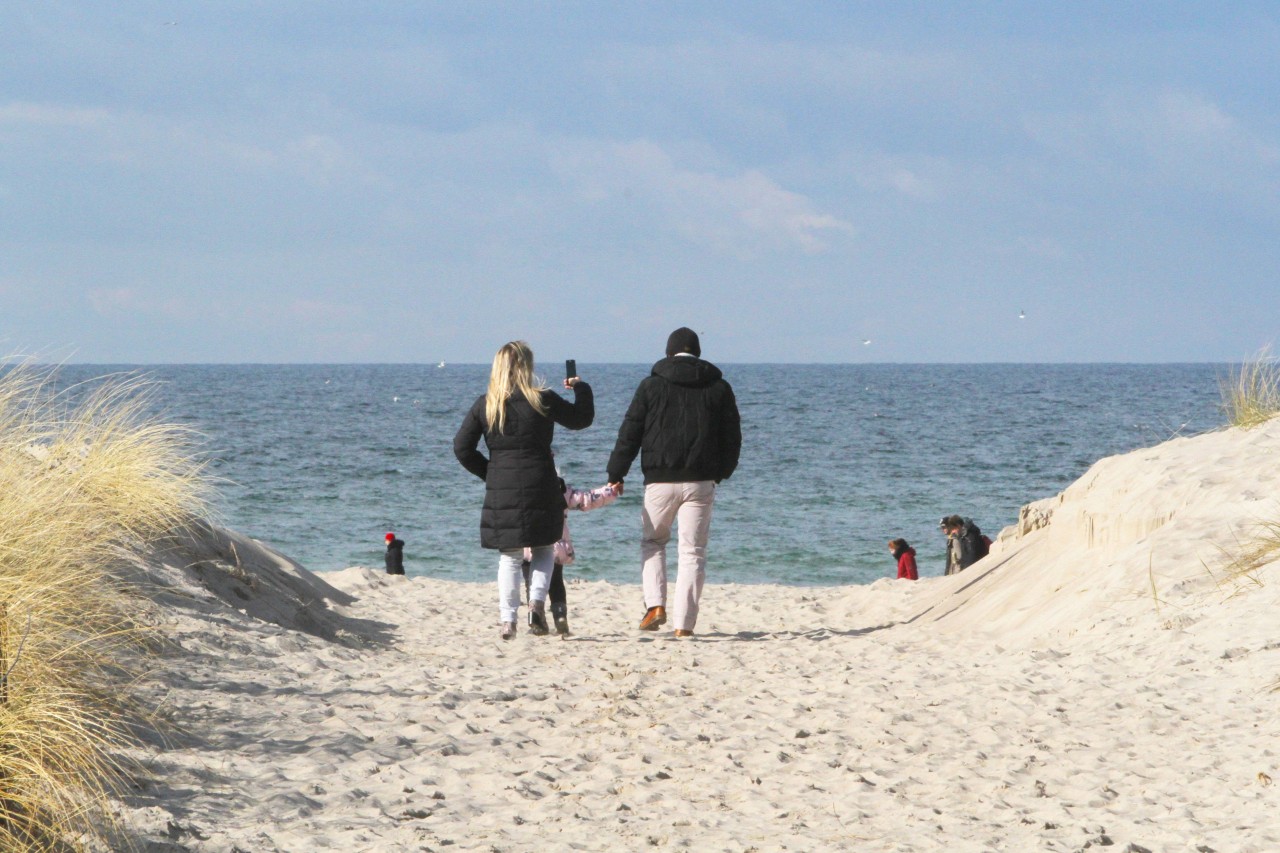 Eine Familie hat am Ostsee-Strand von Warnemünde für Aufsehen gesorgt (Symbolbild). 