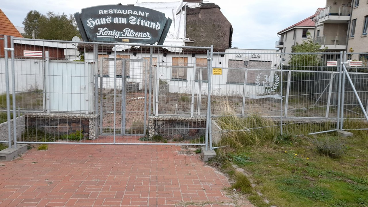 Das Haus am Strand auf Fehmarn steht seit Jahren leer. 