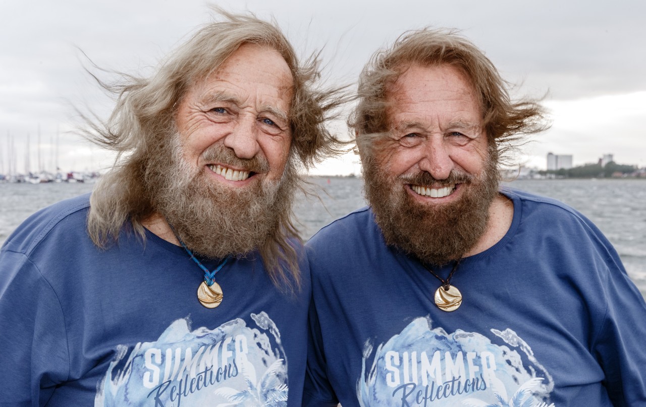Manfred (l) und Jürgen Charchulla, bekannt als die Surf-Zwillinge von Fehmarn