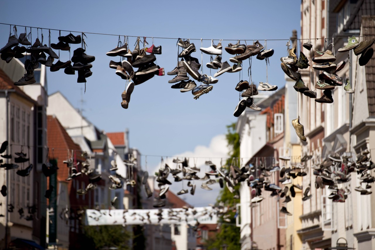 Ein „Shoefiti“ in Flensburg im Jahr 2012