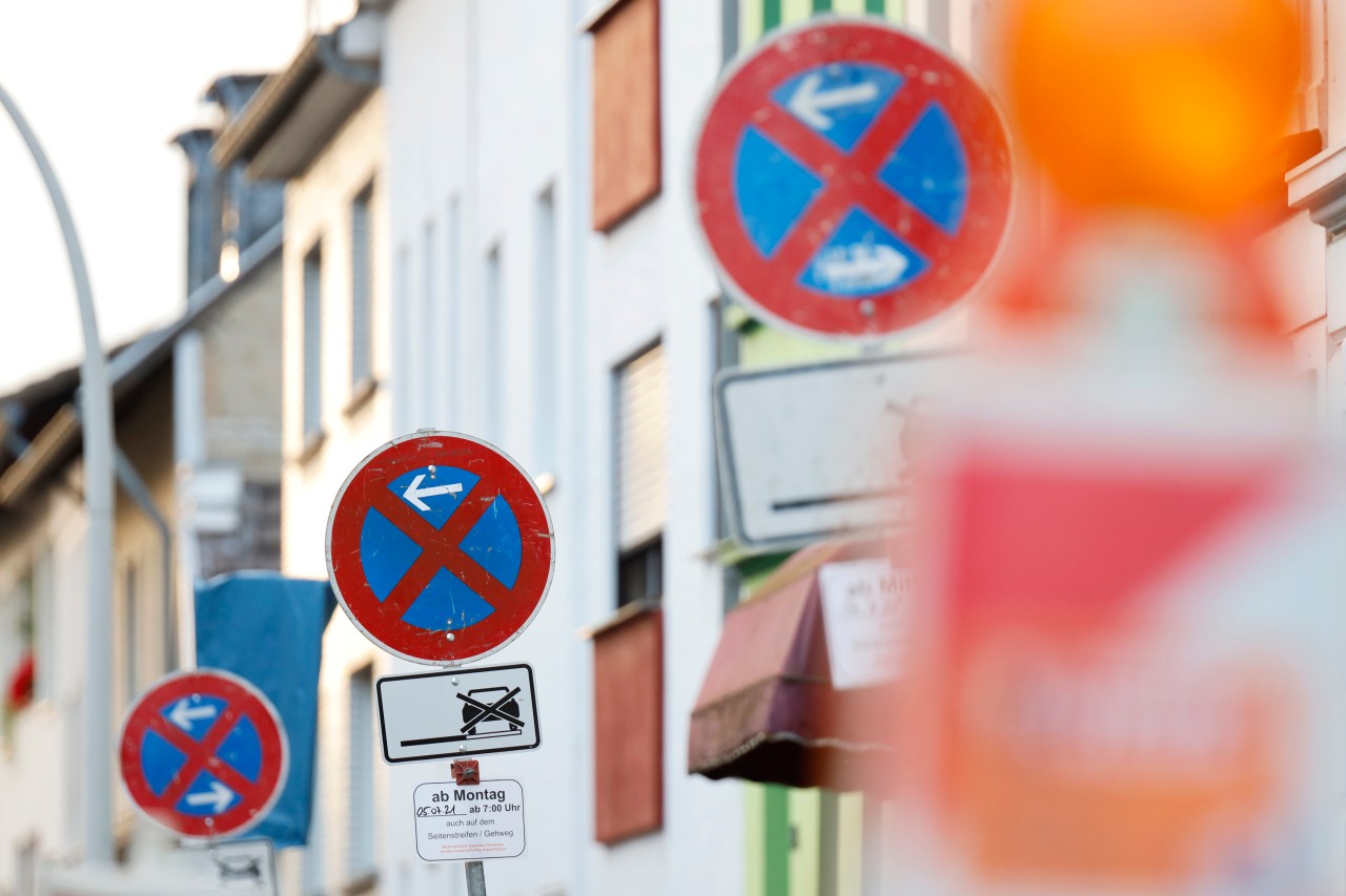Ein Parkverbot in Flensburg haben viele Autofahrer am Sonntag einfach ignoriert (Symbolbild).