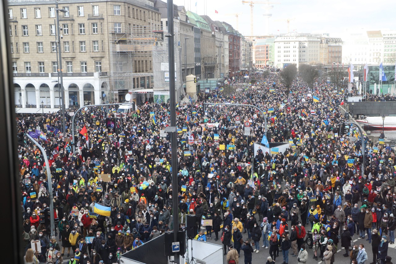 Menschen in Hamburg demonstrieren gegen den Krieg in der Ukraine.