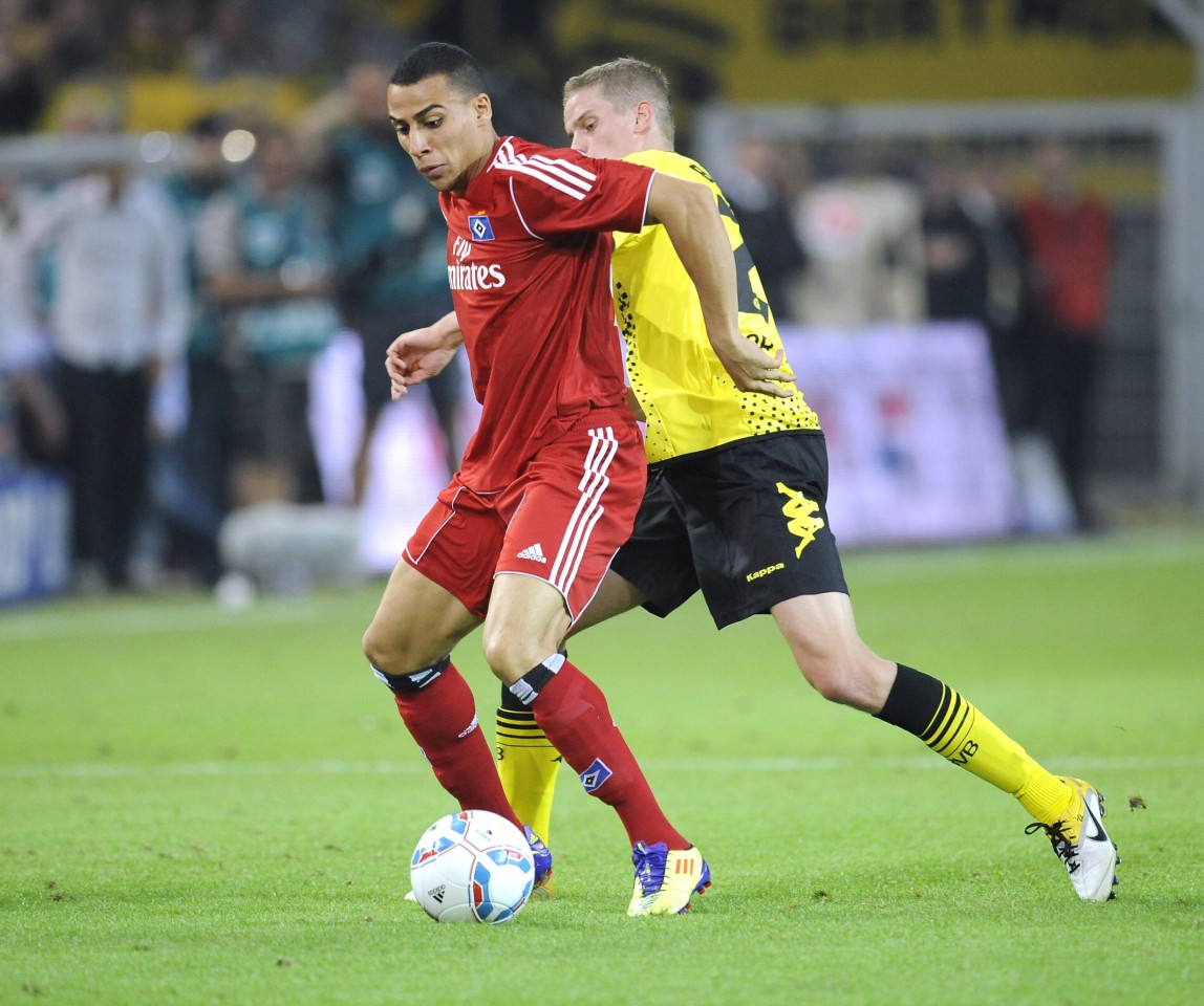 Änis Ben-Hatira 2011 im Trikot des HSV gegen Sven Bender von Borussia Dortmund.