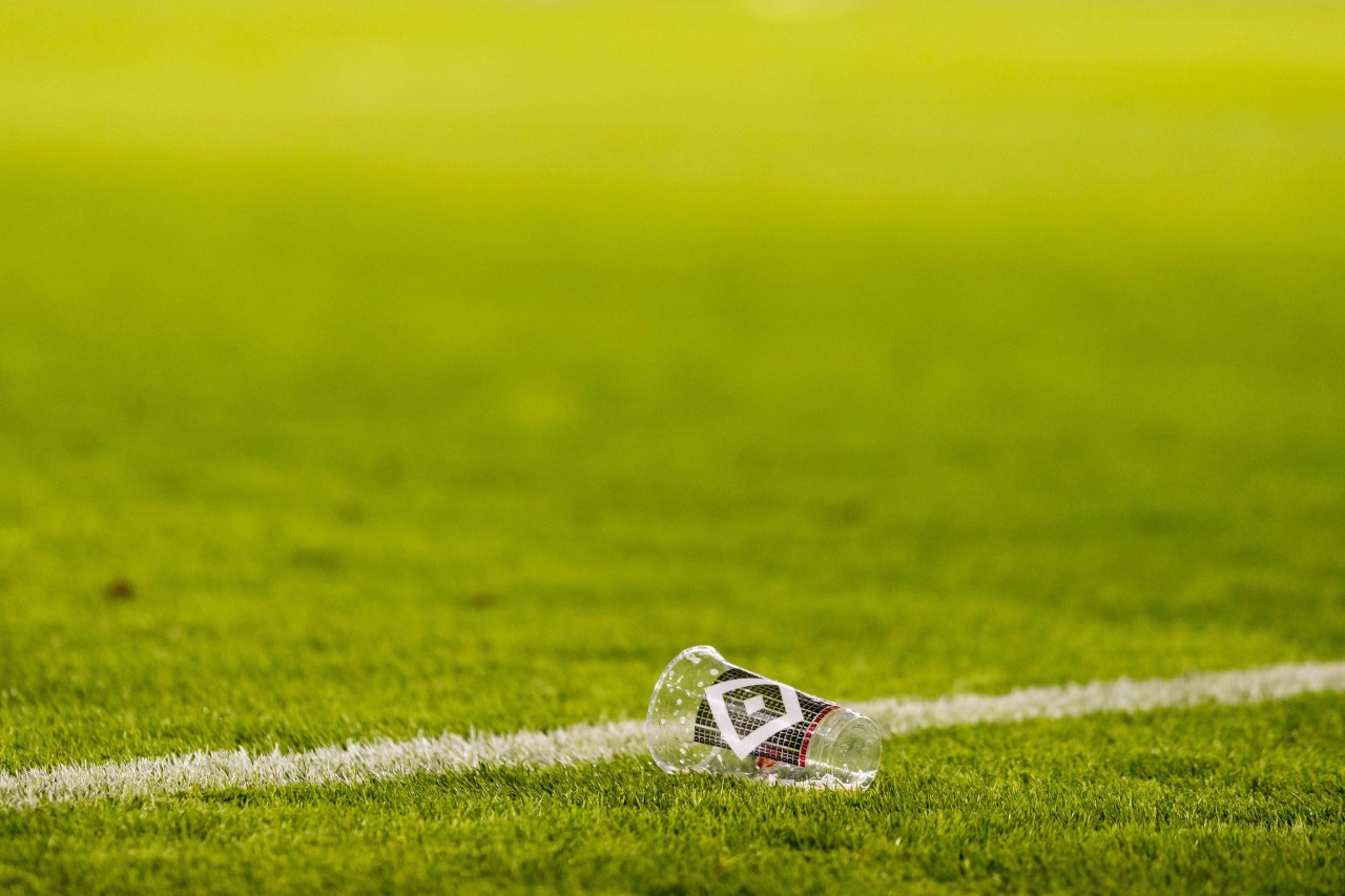 Vorbei ist die Zeit der mit der HSV-Raute bedruckten Plastikbecher.