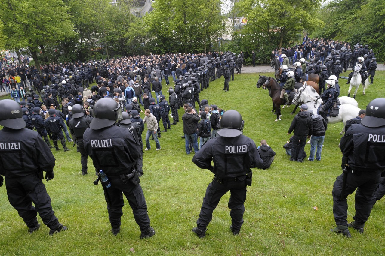 Das Bild zeigt zahlreich erschienene Polizisten nach dem Nordderby 2010. So friedlich läuft es jedoch nicht immer ab.