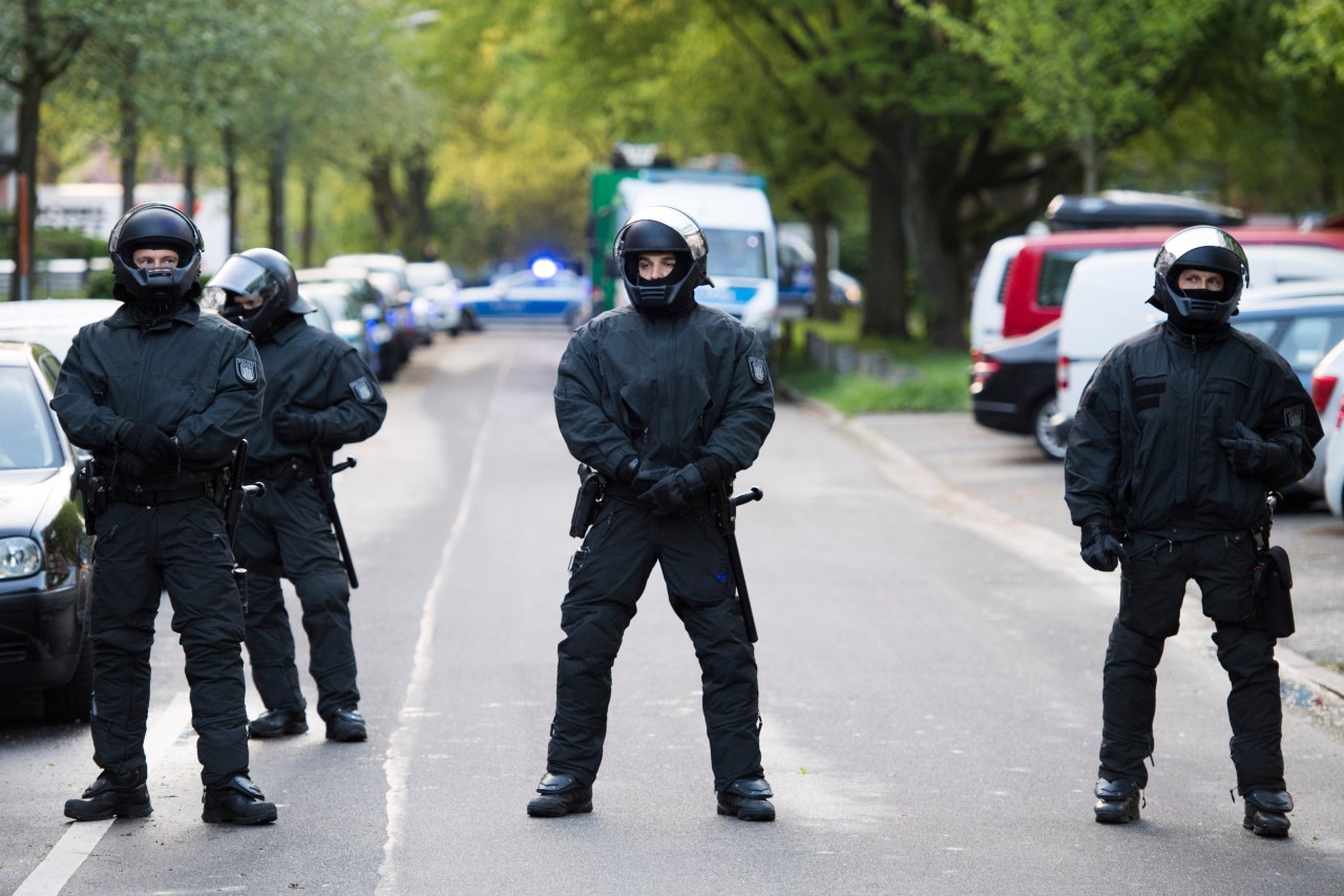 Polizisten am 1. Mai  2018 in Hamburg. Auch dieses Jahr will die Polizei mit einem Großaufgebot vor Ort sein. 