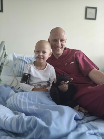 Bei der Chemotherapie verlor Feelia ihre Haare. Vater Marc hat sich aus Liebe und Solidarität seine Haare abrasiert.