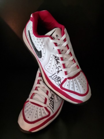 Tennis-Legende Michael Stich zögerte nicht. Das sind seine signierten Nike-Sneakers, die für ihn maßgefertigt wurden.