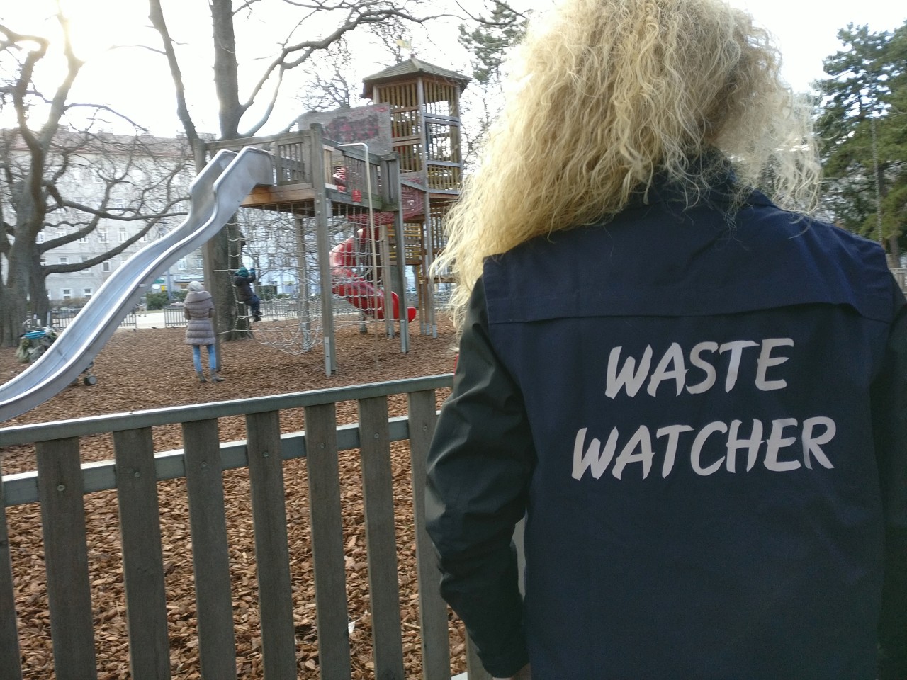 Hamburg: Eine „Waste-Watcher“-Mitarbeiterin an einem SPielplatz.