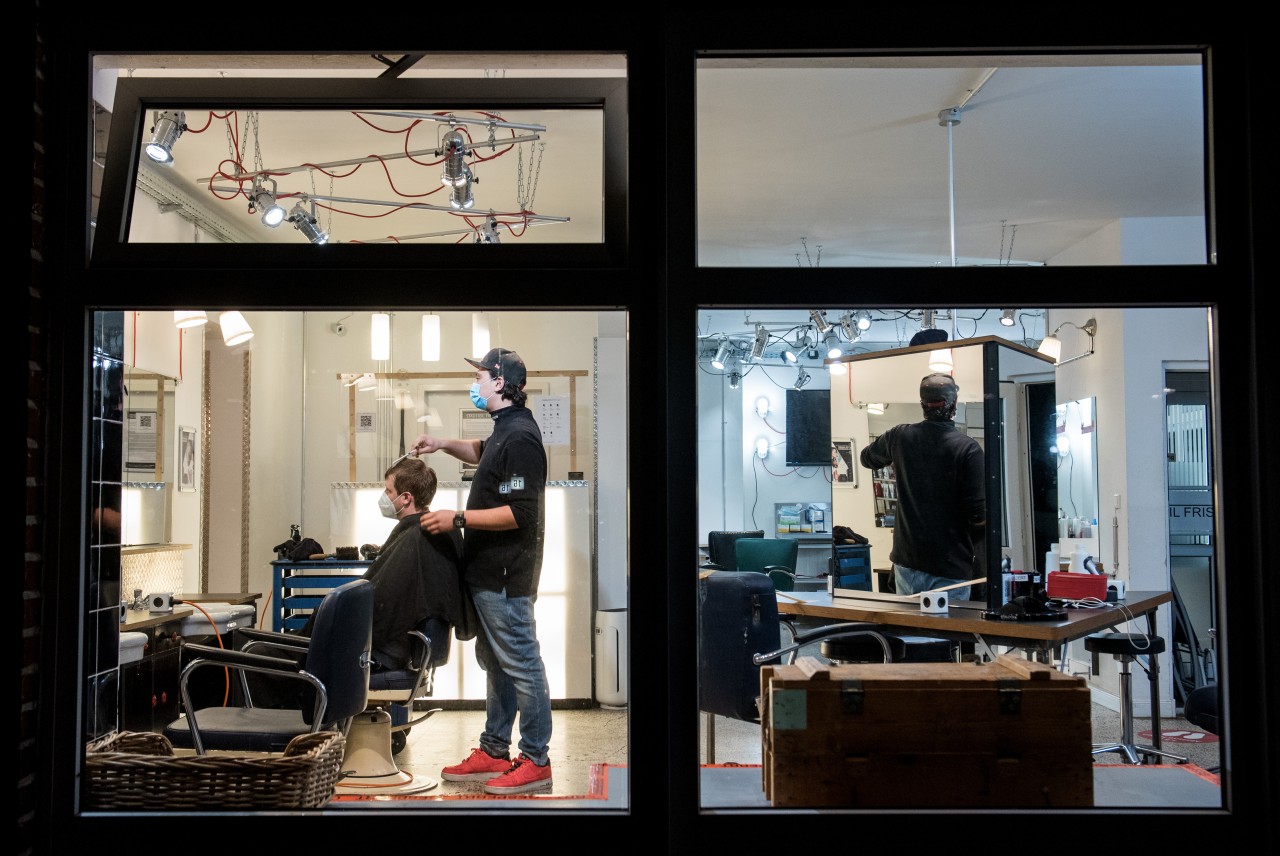 Henry Riehl (r), Friseur in Barmbek, schneidet mitten in der Nacht Haare.