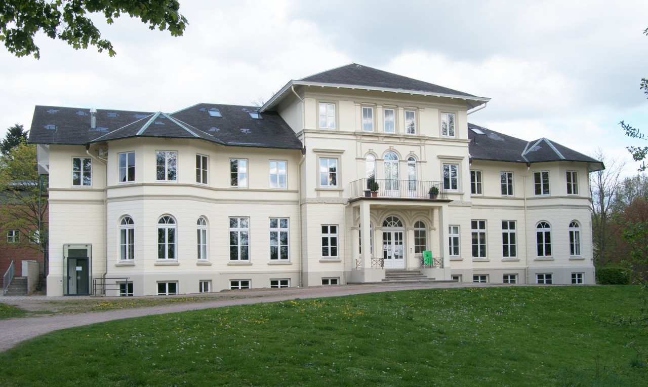 Das schöne Baudenkmal Gutshaus Berne befindet sich im Stadtteil.